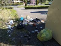 L’Eco point della Rotonda del Cavaiolo è divenuto una discarica giornaliera