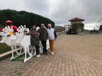 Coniugi ucraini donano una slitta con le renne alla comunità di Castellina